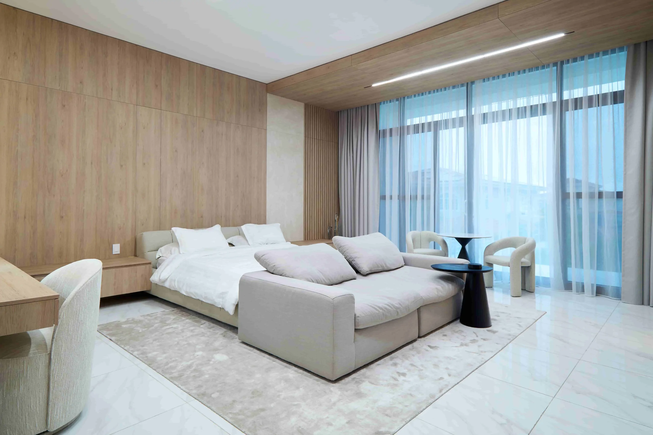 Dormitorio con paneles de chapa de madera natural