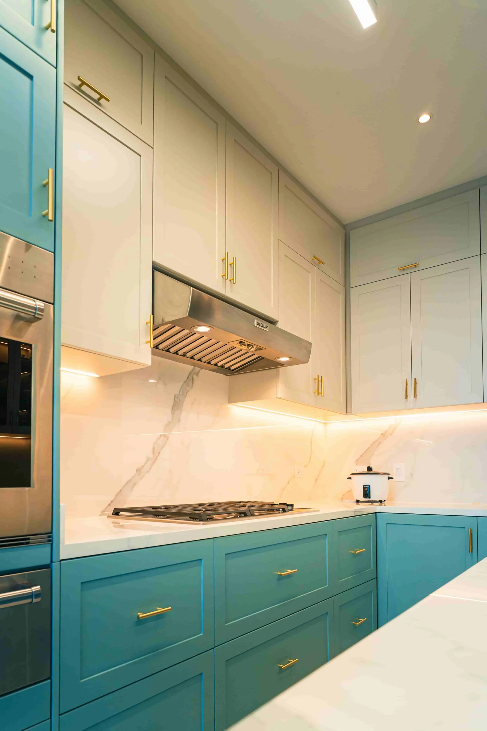 Detalle de cocina con campana integrada y gabinetes a medida
