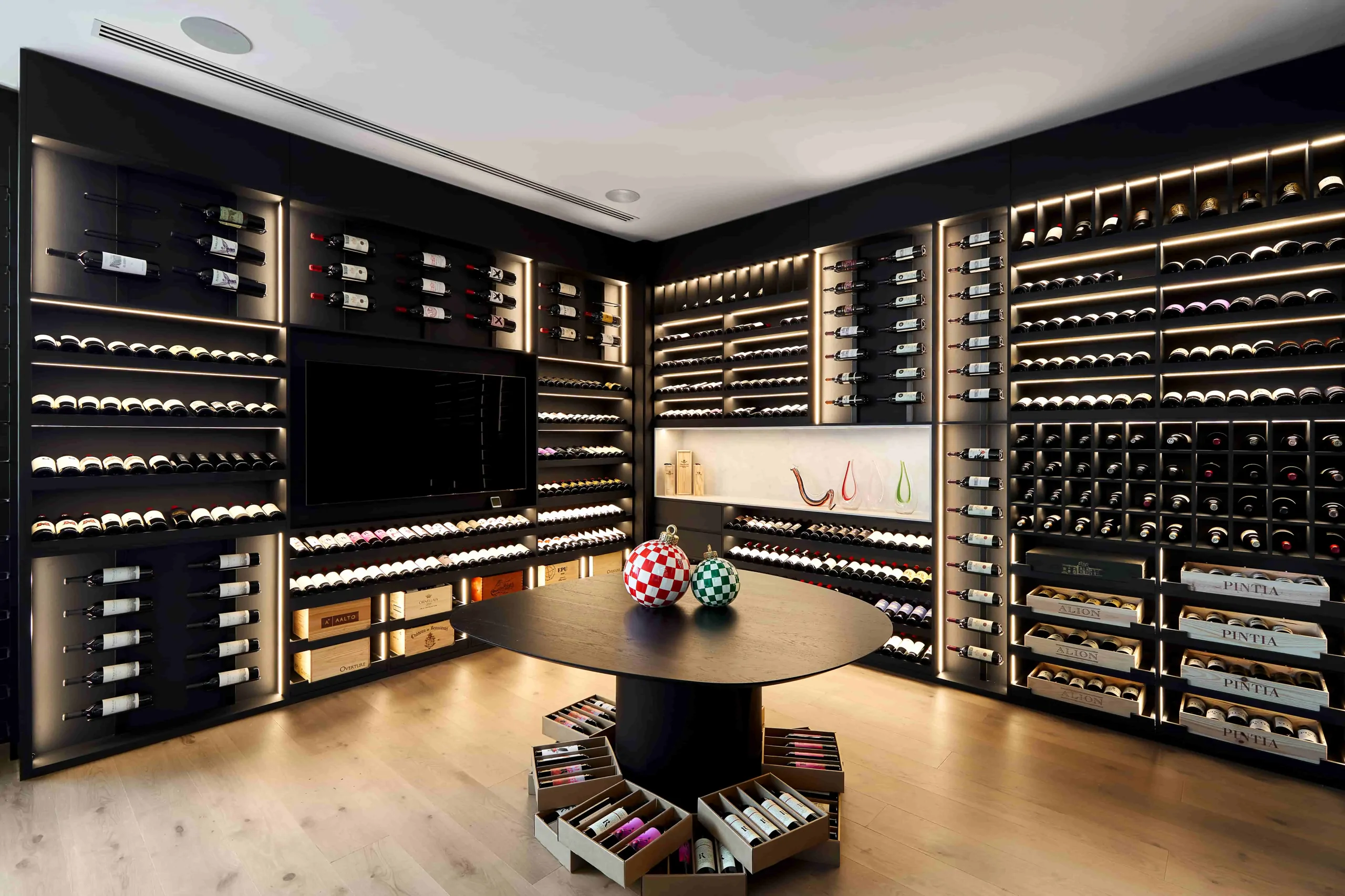 Vinoteca privada a medida con racks iluminados en Santa María
